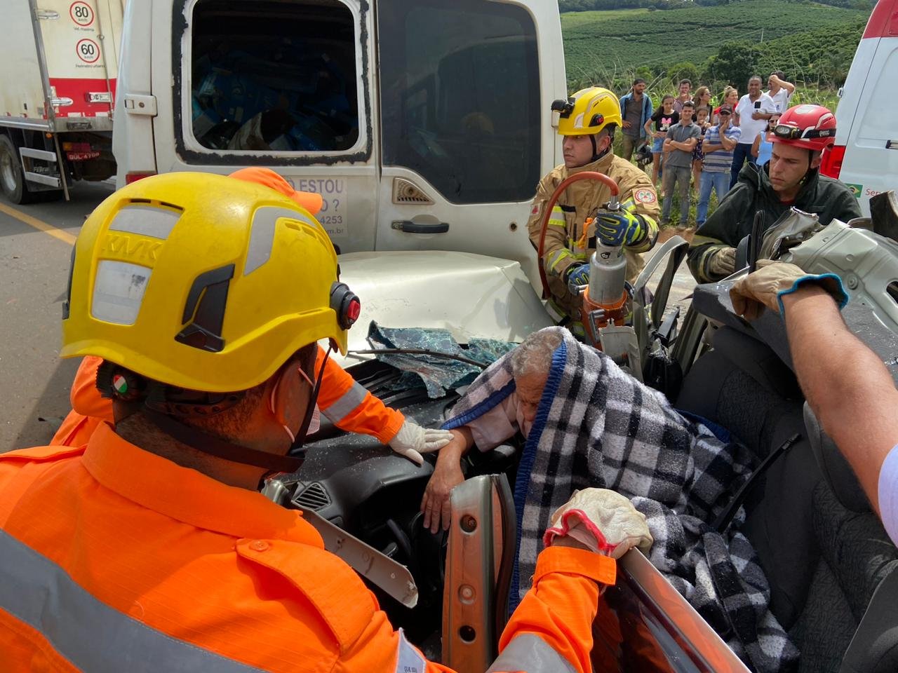 Portal Caparaó Dois feridos em engavetamento envolvendo quatro